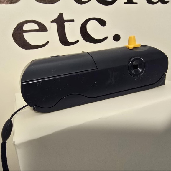 Vintage POLAROID i-Zone Instant Pocket Film Camera W/ Strap - Picture 4 of 7